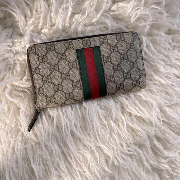 GENTLY USED LARGE GUCCI ZIP ROUND WALLET - Picture 3 of 3